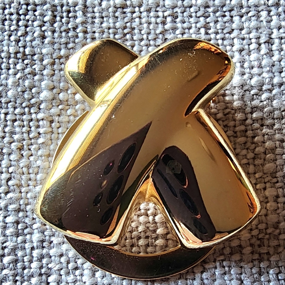 Vintage Anne Klein scarf clip. Gold-tone.   1990's
